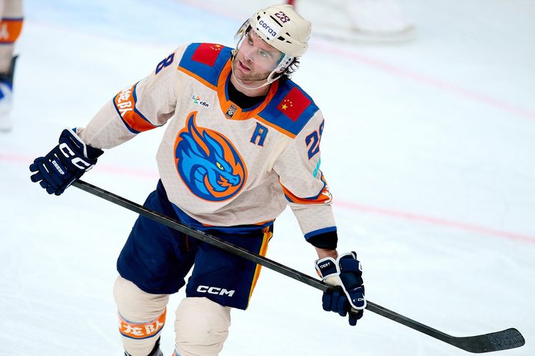 Защитник «Шанхая» Бишофф оценил шансы команды попасть в плей-офф КХЛ