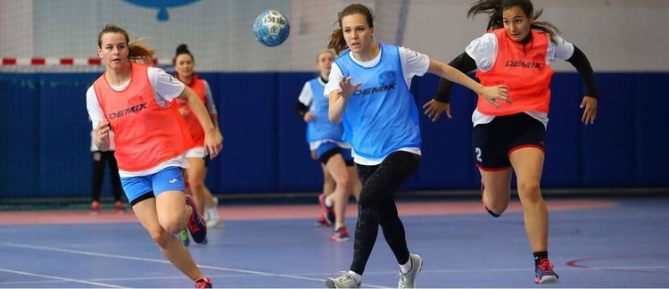 Краудфандинг и трансляции матчей в соцсетях. Как «Балтийская заря» покоряет Петербург