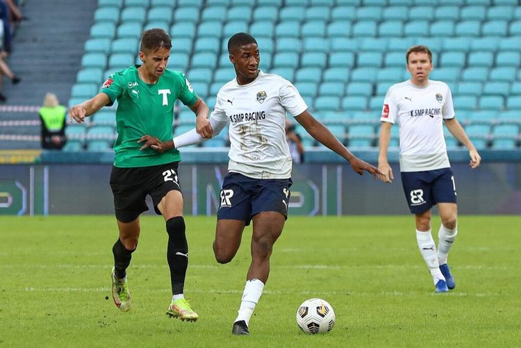 «Это неприемлемо». Игрока российского клуба выгнали за фото в майке конкурента