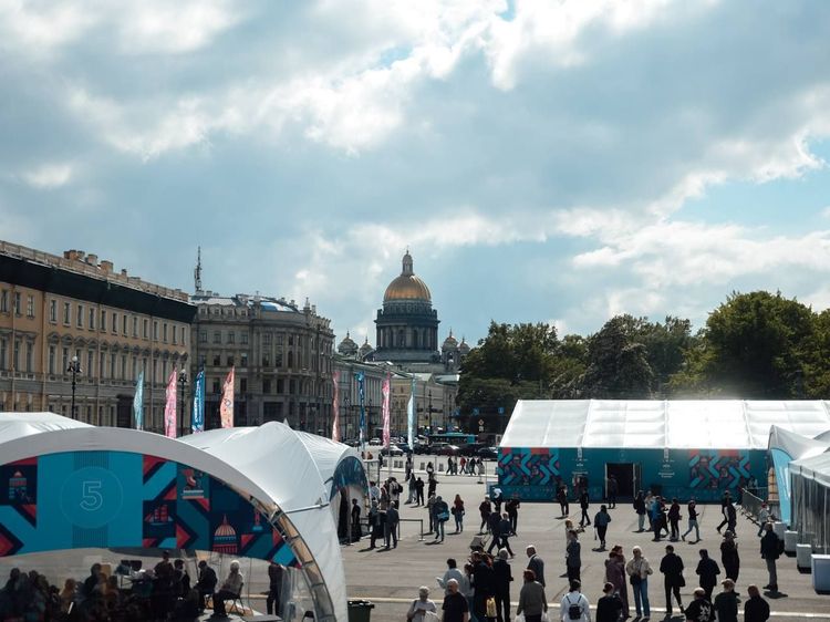 В Петербурге есть выбор: бокс или бокс! На Дворцовой площади презентовали книгу о спорте