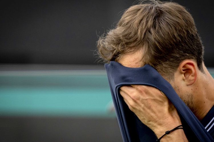 У лучшего теннисиста России кризис! Медведев провалил два важнейших матча сезона