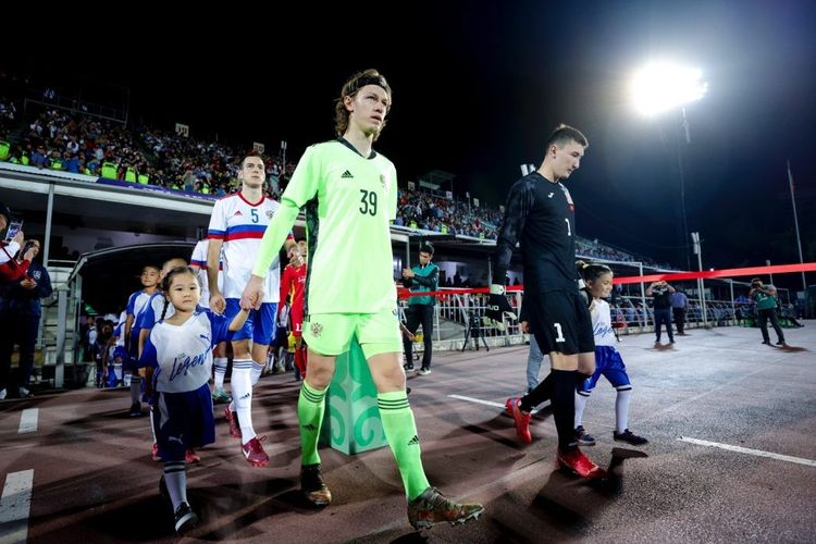 «Ставь две руки, если ты боишься». Что случилось с лучшим вратарем России?