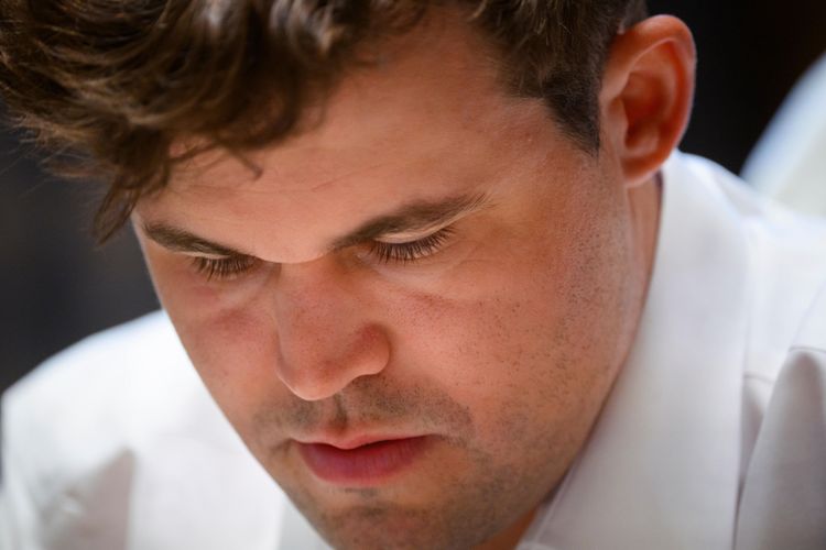 Карлсен оттолкнул камеру после поражения Артемьеву на ЧМ по рапиду