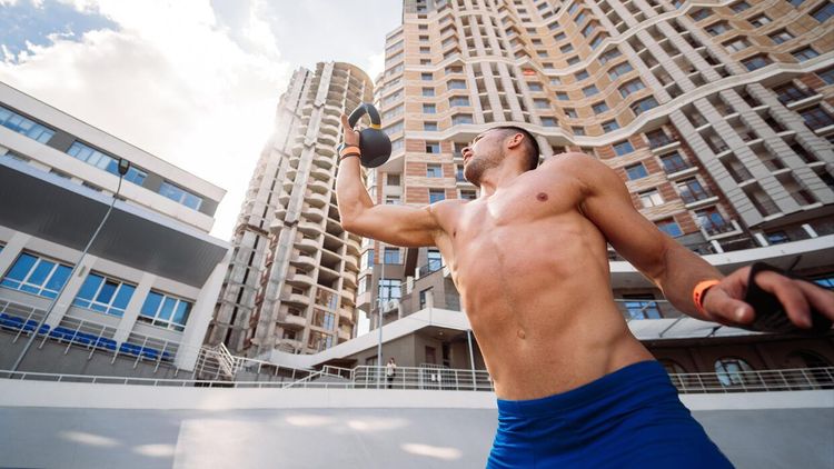 Комплекс упражнений с гирей для домашней тренировки