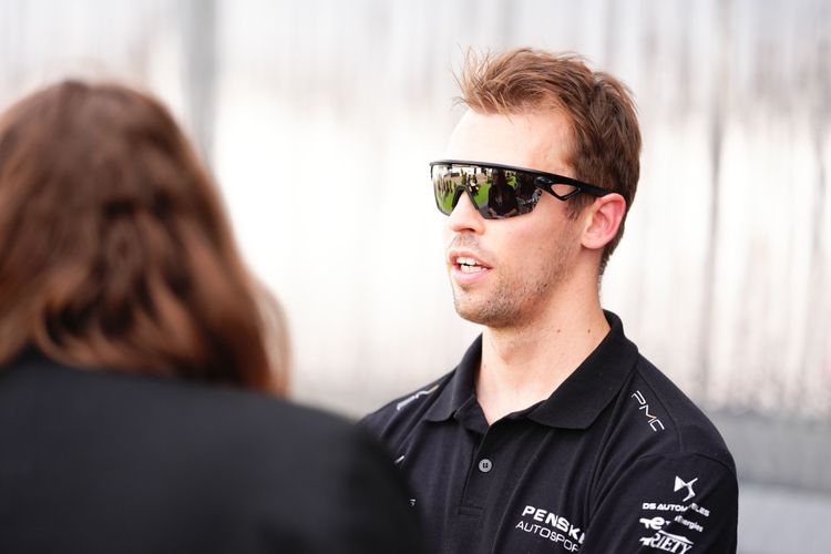 Беспилотный болид победил Даниила Квята в гонке человека и ИИ