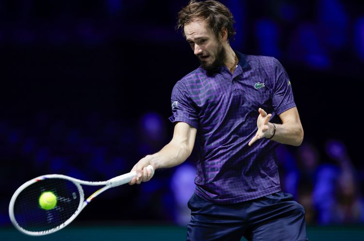 Медведев вышел в полуфинал турнира в Брисбене