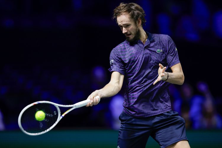 Медведев взял первый сет в полуфинале турнира ATP-250 в Брисбене