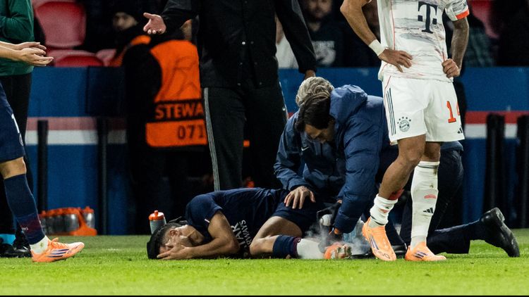 В «ПСЖ» рассказали, когда Хакими, Дембеле и Мендеш восстановятся от травм, полученных в матче Лиги чемпионов с «Баварией» 
