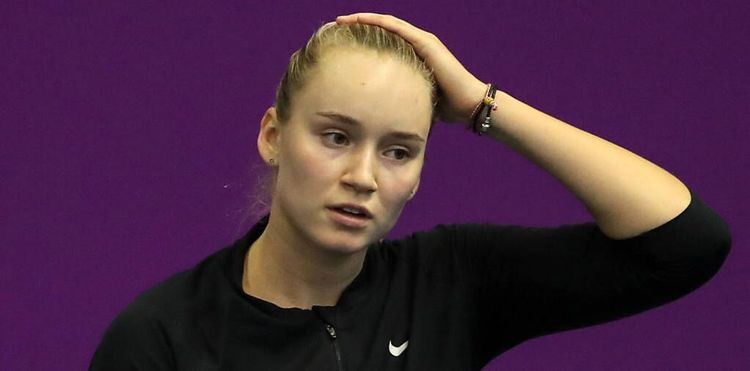 Елена Рыбакина отправила домой третью ракетку