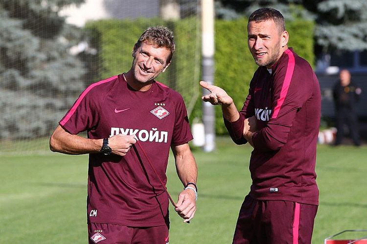 Красные шапочки красно-белой акции