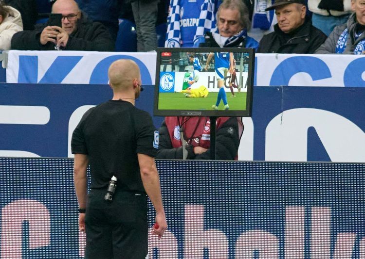 ФИФА планирует расширить практику оспаривания тренерами решений VAR