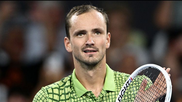 Медведев обыграл Тиафа и продолжит выступление на турнире в Брисбене