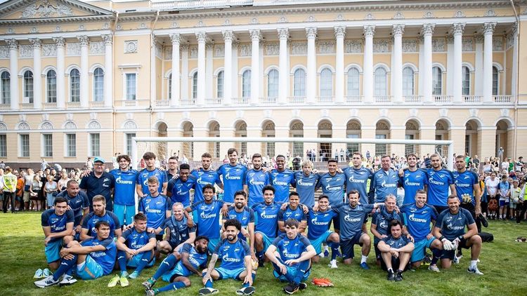 «Символ дружбы с самой лучшей футбольной команды страны». Как «Зенит» провел открытую тренировку возле Русского музея