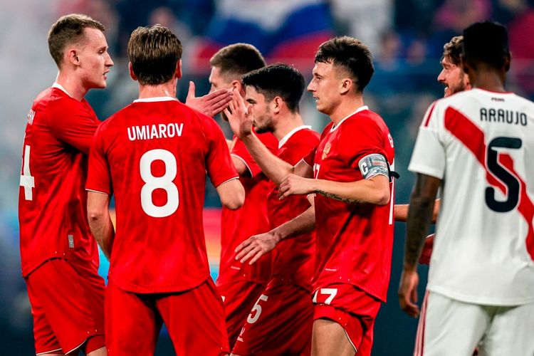 Итоги года для сборной России: ниже Украины в рейтинге ФИФА, освобожденный тренер, помощь Сафонову