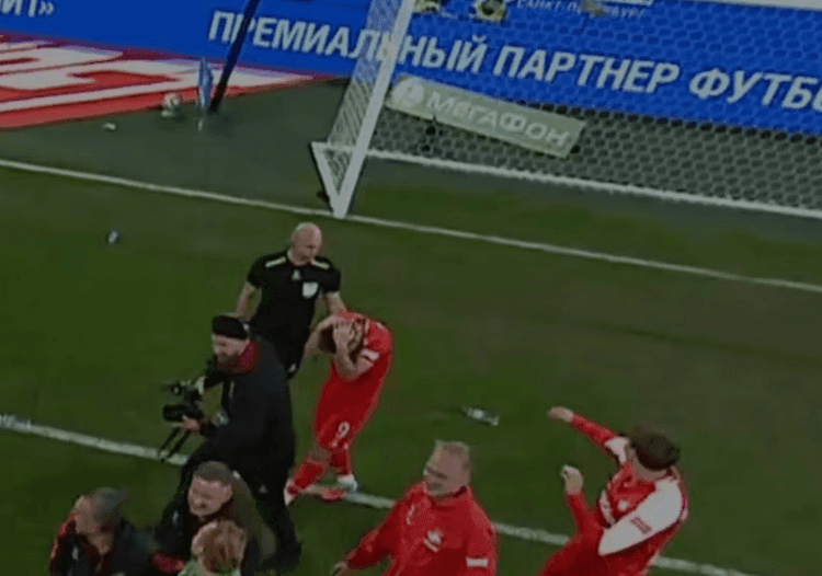 За бросание бутылок на игре «Зенит» — «Спартак» двум болельщикам запретили посещать матчи