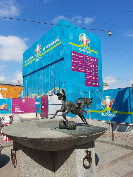 «Жизнь — командный вид спорта». Олег Матыцин посетил «Футбольную деревню» в Петербурге накануне матча Россия  — Бельгия