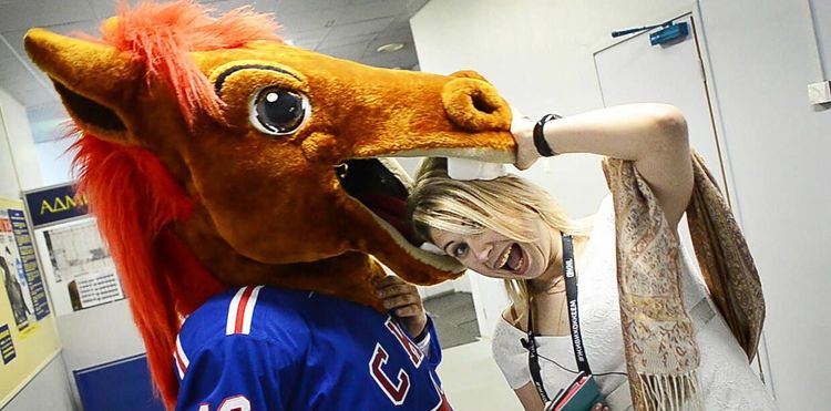 Символ СКА сбили на льду! Встреча с Овечкиным и Панариным (ВИДЕО)