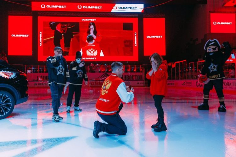 Победитель розыгрыша Шайба.Тачка.OLIMPBET сделал предложение своей девушке прямо на льду Фетисов Арены