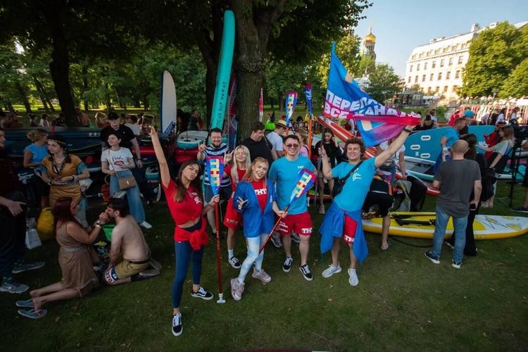 ТНТ принял участие в петербургском SUP-фестивале: Вики Одинцова, Юля Гаврилина, Вячеслав Малафеев и другие звезды «переплыли все каналы»