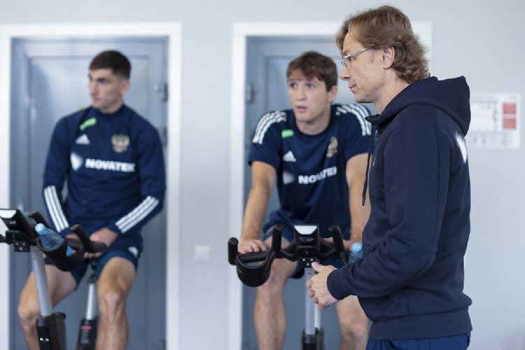 Карпин потерял еще одного игрока. Даже Черчесов лучше работал на будущее сборной России