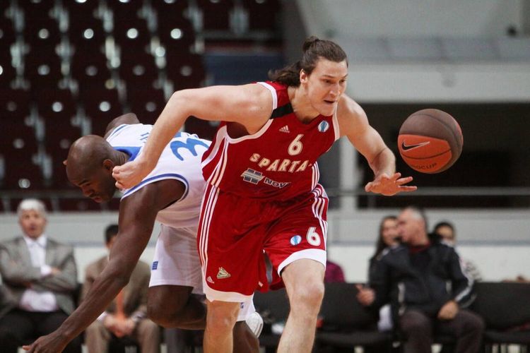 Шаркая кроссовками по надписи «Спартак»