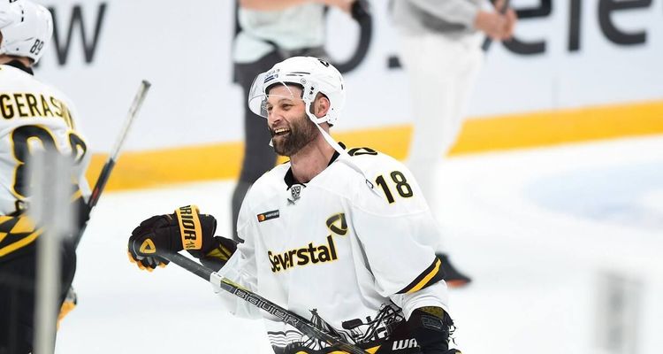 «Белые медведи ходили по дворам, клянчили сгущенку». Как родиться за полярным кругом и попасть в КХЛ