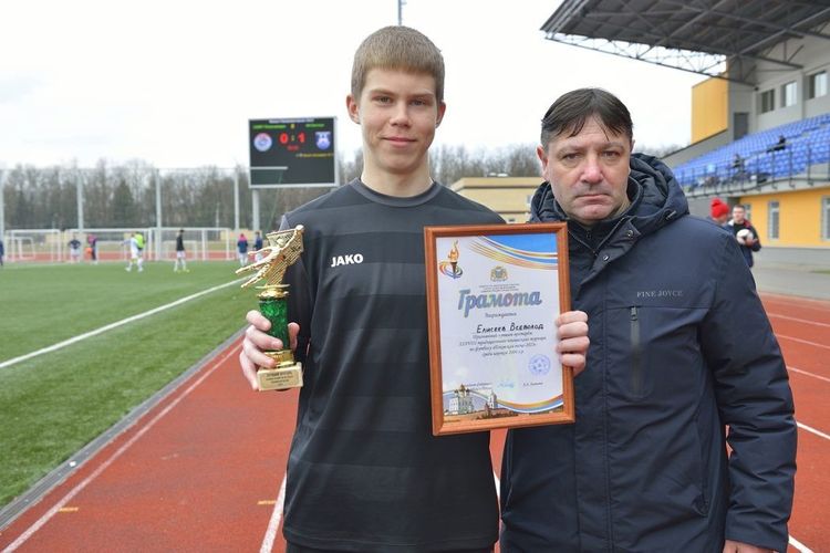 Этот вратарь отбивает и забивает пенальти, не боится играть со взрослыми мужиками