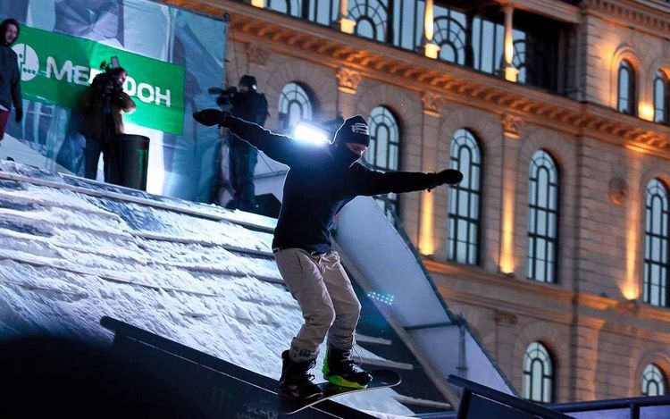 Здесь Невский проспект, а мы катаемся на сноуборде!