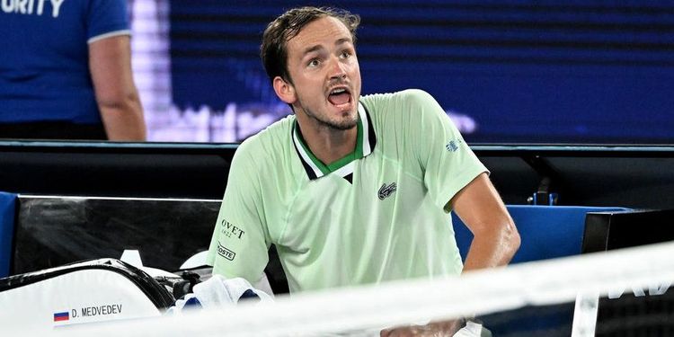 Подсказки с трибун взбесили Медведева в полуфинале Australian Open. Как прошел матч Даниила против Циципаса