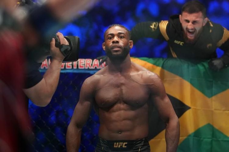 Стерлинг в третий раз защитил пояс UFC. Чемпион победил Сехудо раздельным решением судей
