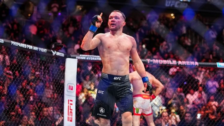 Петр Ян кардинально поменял подход к тренировкам и переехал Двалишвили. Дальше титульный бой между россиянами