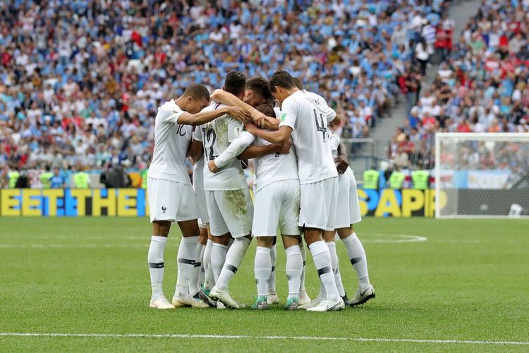 Президент-красотка, наследник Пеле или Микрофон? За кого теперь болеть России на ЧМ-2018?