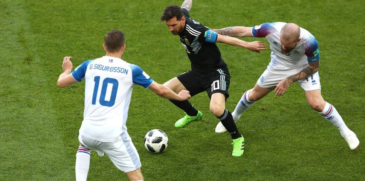 Роналду сыграл на рояле. Месси упал с ним