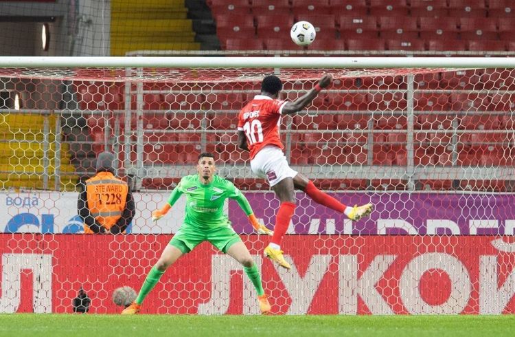 «Как только он приезжает сюда, его арестовывают». Почему лидер «Спартака» пропустит зимние сборы?