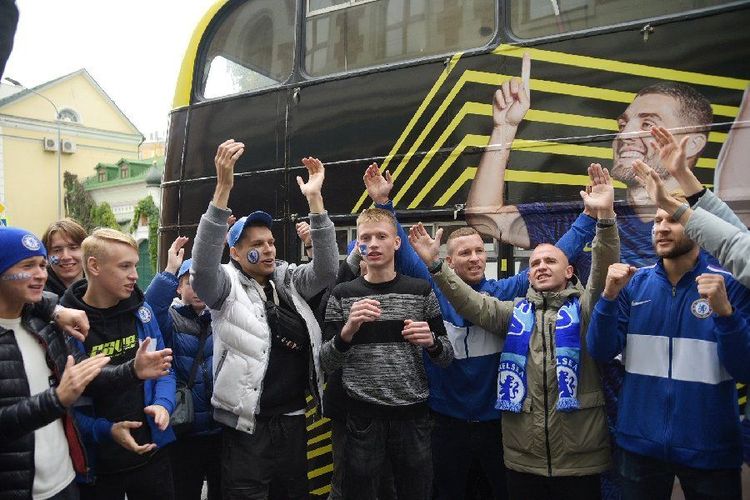 В Москве появился автобус в цветах «Челси»: фанаты встретили его перед игрой с «Манчестер Сити»