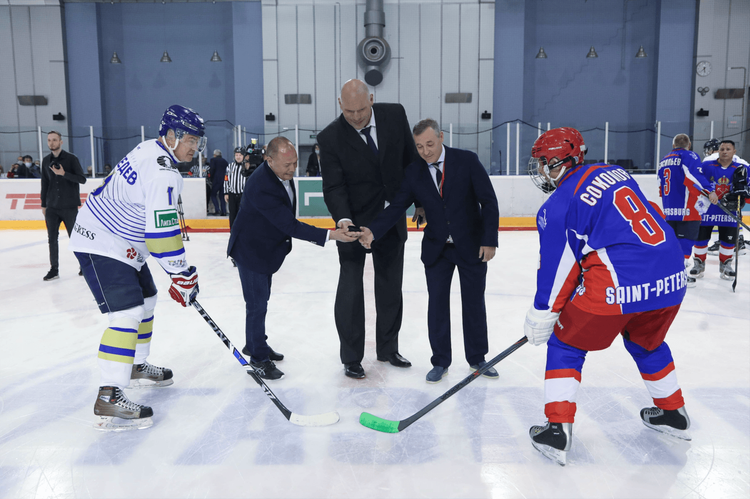 Политики сыграли в хоккей перед ПМЭФ. Путин на лед не вышел