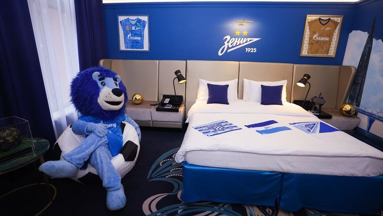 Съедобные игроки в комнате 1925. Как выглядит номер в стиле «Зенита» в пятизвездочном отеле