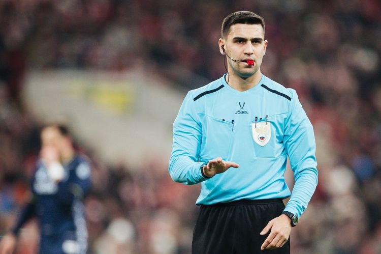 Должен ли был Танашев удалять игрока «Локомотива» за игру рукой в дерби со «Спартаком»? Мнения разделились