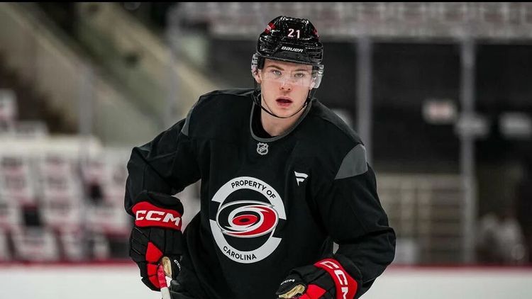 Шайба Никишина помогла «Каролине» одолеть «Филадельфию»