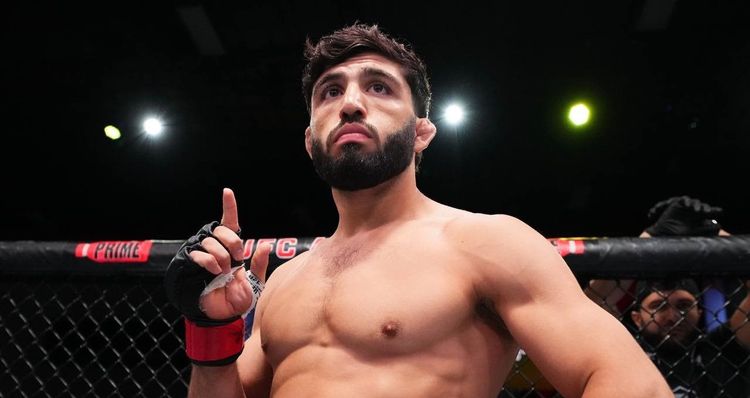 Арман Царукян финишировал Хукера на глазах у Чимаева