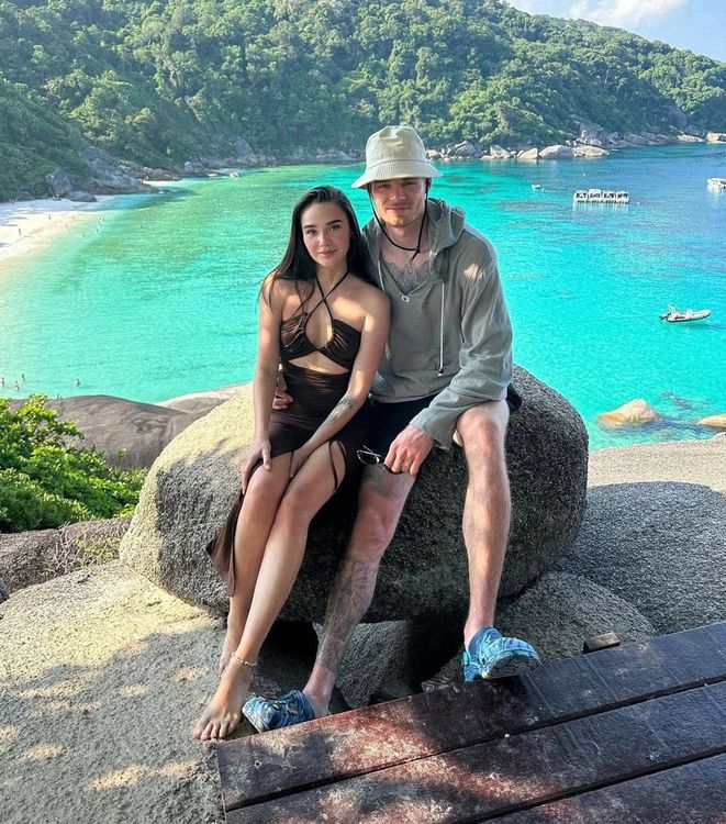 Денис Адамов с женой.jpg