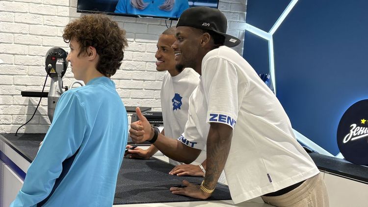 «Ласково называю Соболева „Ronaldo Fenomeno“». Как «Зенит» представил двух Джонов