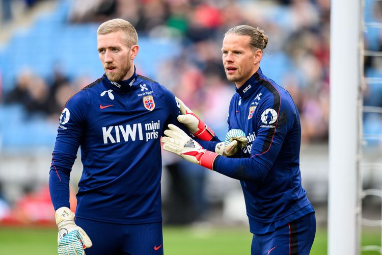 Эгиль Сельвик и вратарь Орьян Хоскьольд Нюланд.jpg