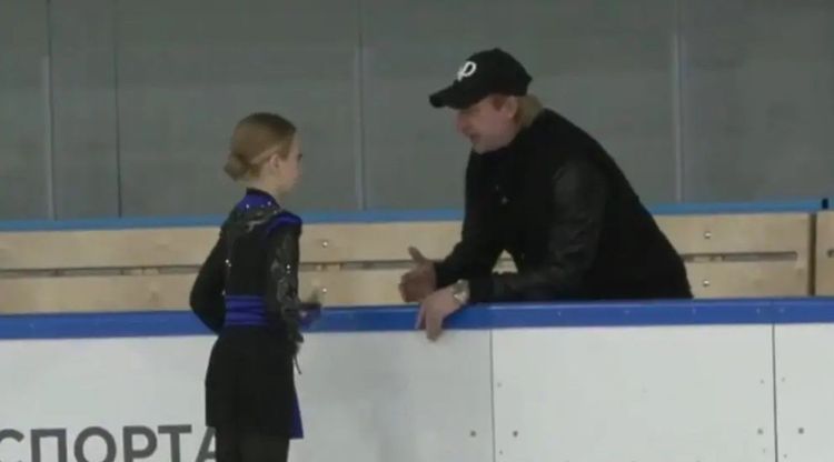 Евгений Плющенко провожает на прокат Софию Сарновскую. Фото стоп-кадр официальной трансляции