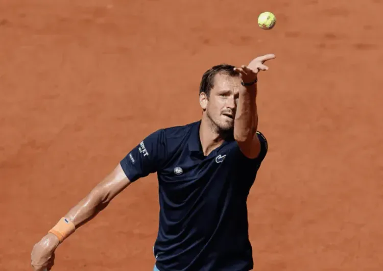 Медведев вылетел с турнира ATP-250 в Хертогенбосе