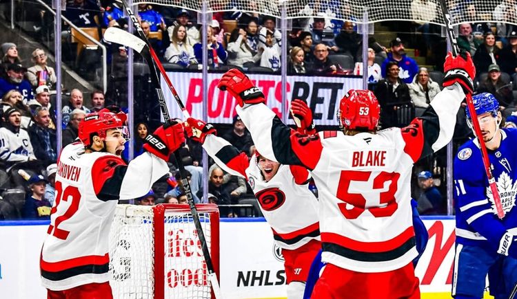 «Каролина» победила «Ванкувер», у Свечникова — дубль