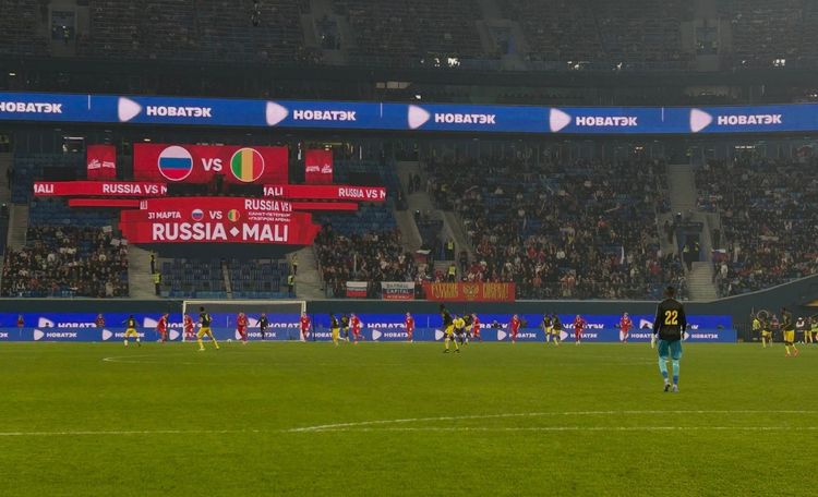 Глушенкова не мотивировали плакаты, Обляков был наказан за смелость: каким был матч Россия – Мали с поля «Газпром Арены»