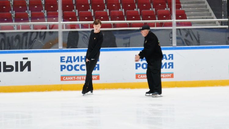 «Так лучше, а то выглядит, как в деревне какой-то». Репортаж с тренировки группы Мишина