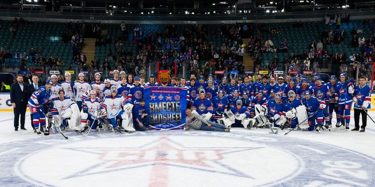 «Приятно, что после сезона болельщики проводят с нами время». В «Ледовом дворце» состоялось закрытие сезона СКА