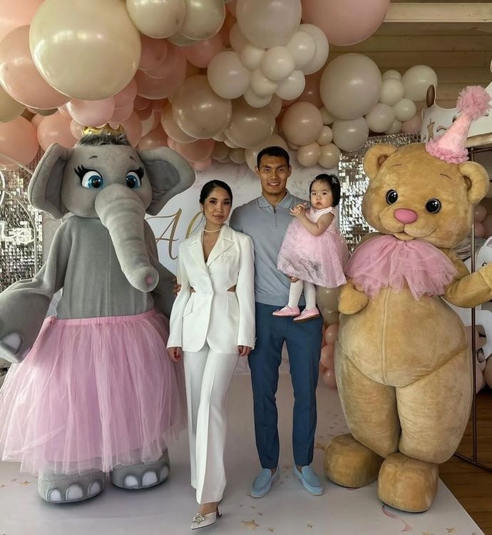 Нуралы Алип с женой и дочкой.jpg